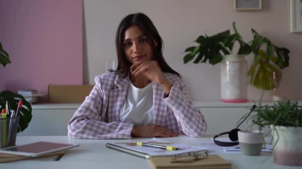 漂亮的笑容，自信的年轻印度裔女人，漂亮的脸蛋，看着在办公室摆出一副孤身一人的样子 — 图库视频影像