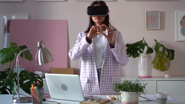 Змішана раса жіночий бізнес творчий, працює в сучасному офісному пожежному гарнітурі VR, дивлячись навколо — стокове відео