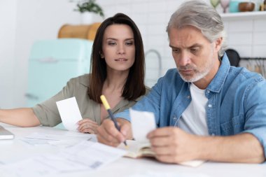 Stresli aile çifti borç ipoteği tebligatı aldı, mali belgeleri kontrol ettiler