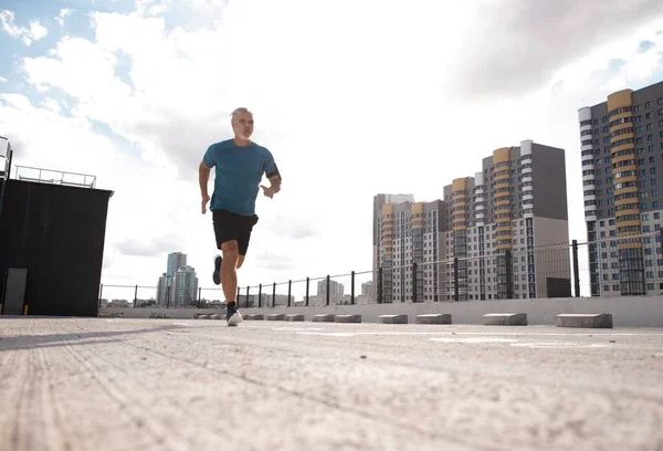 Fitness, trening, sport, koncepcja stylu życia. Mężczyzna w średnim wieku biegający po mieście — Zdjęcie stockowe