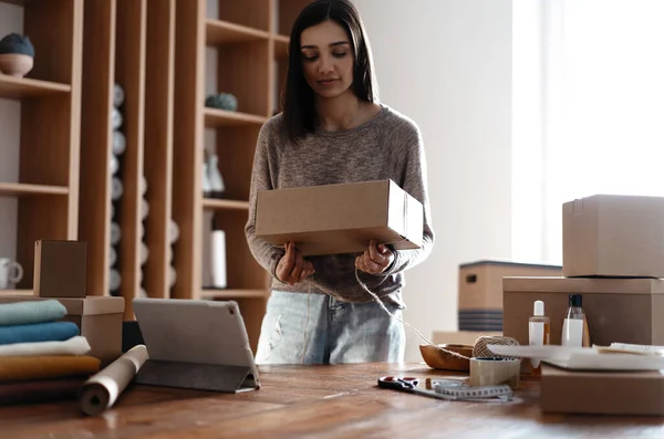 India mixto-raza mujer empresario trabajando, embalaje de la orden para el envío al cliente — Foto de Stock