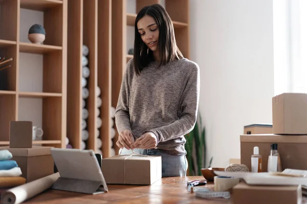 India mixto-raza mujer empresario trabajando, embalaje de la orden para el envío al cliente — Foto de Stock