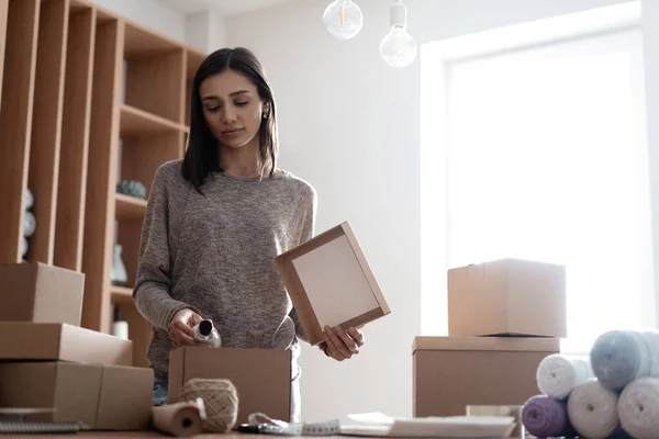 India mixto-raza mujer empresario trabajando, embalaje de la orden para el envío al cliente — Foto de Stock