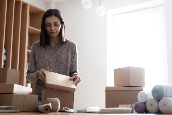 India mixto-raza mujer empresario trabajando, embalaje de la orden para el envío al cliente — Foto de Stock