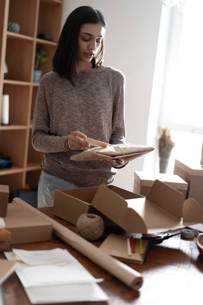 Imprenditrice indiana di razza mista che lavora, imballando l'ordine per la spedizione al cliente — Foto Stock