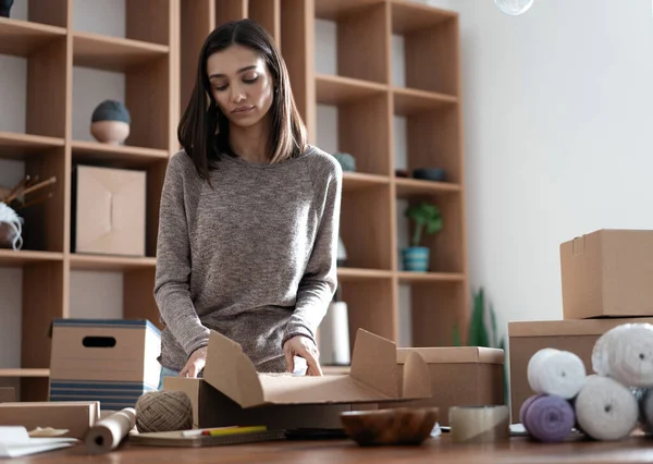 India mixto-raza mujer empresario trabajando, embalaje de la orden para el envío al cliente — Foto de Stock