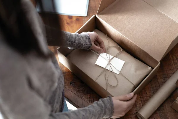 Çalışan kadın iş sahibinin üst düzey görüntüsü, müşteriye nakliye siparişini paketliyor. — Stok fotoğraf