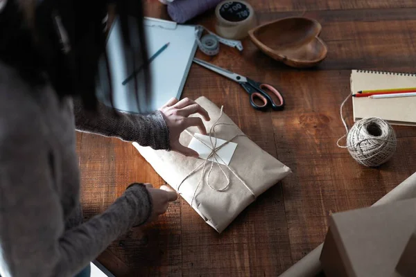 Çalışan kadın iş sahibinin üst düzey görüntüsü, müşteriye nakliye siparişini paketliyor. — Stok fotoğraf