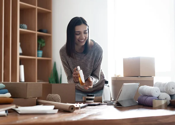 Indiano misto razza venditore femminile utilizzando tablet controllo ecommerce negozio di abbigliamento ordini — Foto Stock