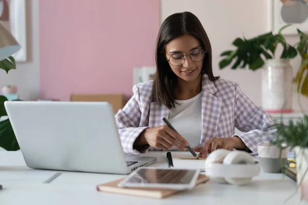 Indiana mestiça bela empresária trabalhando em um novo projeto em seu local de trabalho usando laptop no escritório. — Fotografia de Stock