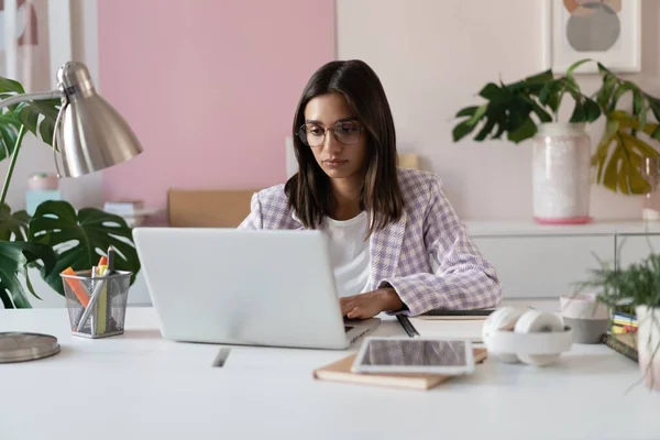 Indian mieszane rasy piękna bizneswoman pracuje nad nowym projektem w jej miejscu pracy za pomocą laptopa w biurze. — Zdjęcie stockowe