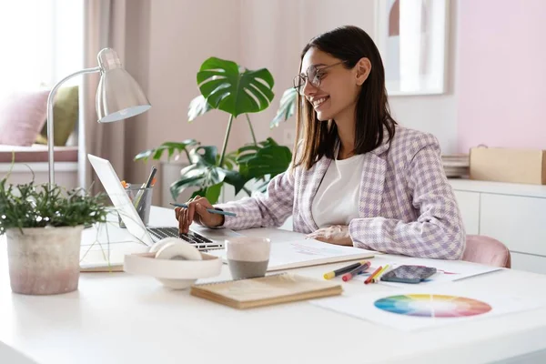 India mestiza hermosa mujer de negocios que trabaja en un nuevo proyecto en su lugar de trabajo utilizando el ordenador portátil en la oficina. — Foto de Stock