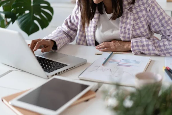 India mestiza hermosa mujer de negocios que trabaja en un nuevo proyecto en su lugar de trabajo utilizando el ordenador portátil en la oficina. — Foto de Stock