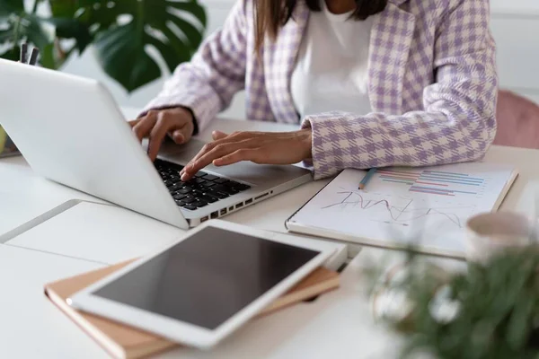 India mestiza hermosa mujer de negocios que trabaja en un nuevo proyecto en su lugar de trabajo utilizando el ordenador portátil en la oficina. — Foto de Stock