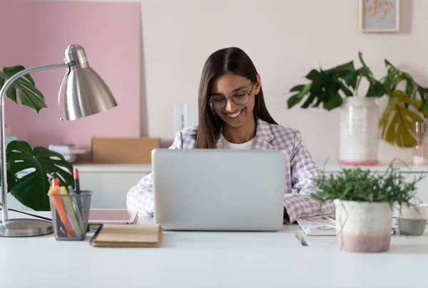 Feliz joven indio de raza mixta mujer de negocios utilizando la computadora mirando la pantalla de trabajo en Internet sentarse en el escritorio de la oficina — Foto de Stock