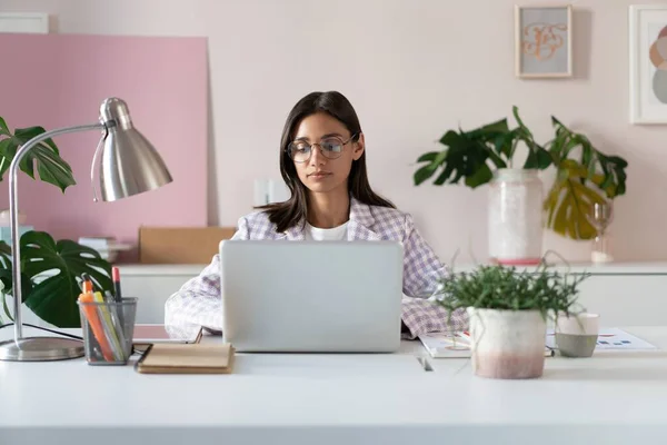 Feliz joven indio de raza mixta mujer de negocios utilizando la computadora mirando la pantalla de trabajo en Internet sentarse en el escritorio de la oficina — Foto de Stock