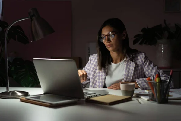 Confident Young Indian Mixed-race Businesswoman Working in Office at Night. Girl Working Overtime — Stock Photo, Image