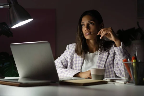 Självsäker ung indisk Blandad ras Affärskvinna Arbetar i Office på natten. Flicka som arbetar övertid — Stockfoto