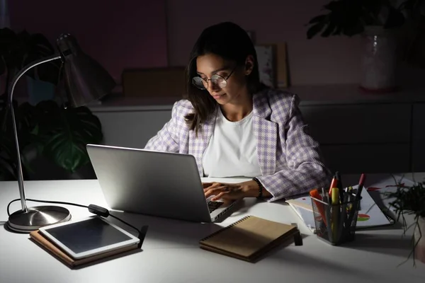 Jovem indiana confiante de raça mista empresária trabalhando no escritório à noite. Garota trabalhando horas extras — Fotografia de Stock