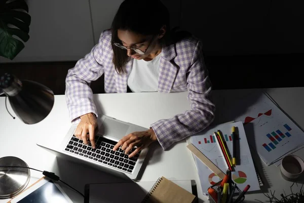 Jovem indiana confiante de raça mista empresária trabalhando no escritório à noite. Garota trabalhando horas extras — Fotografia de Stock