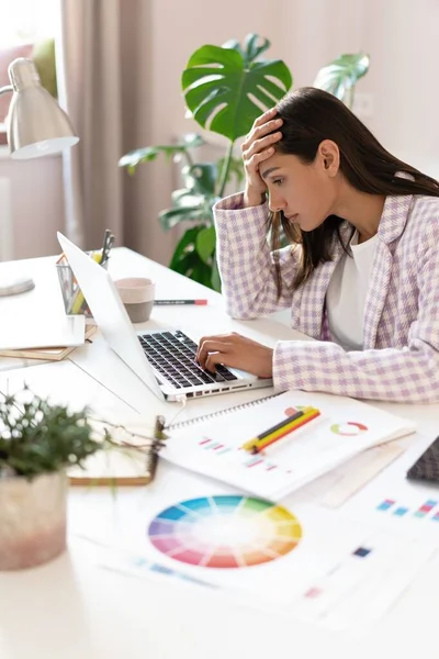 Överarbetad indisk blandras affärskvinna lider av huvudvärk och tänker hur man avslutar arbetet — Stockfoto