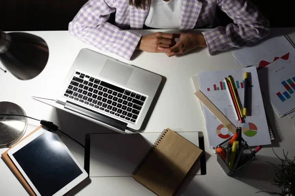 Malam di ruang kantor. Tempat kerja yang nyaman dengan laptop di atas meja di rumah. — Stok Foto