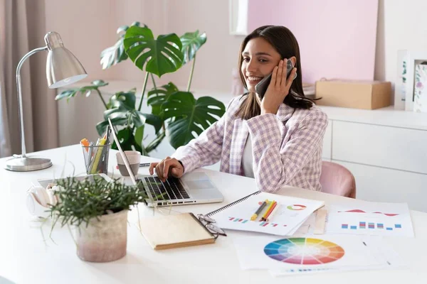 유행하는 가정 사무실 사무직 여성 이 전화 통화를 하는 모습. — 스톡 사진
