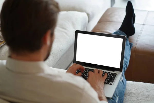 Telecomando maschile che lavora da casa e che ha una videochiamata di confraternita del lavoro. — Foto Stock