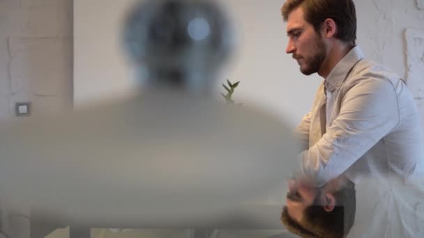 Focused business man entrepreneur typing on laptop doing research, using computer sitting at home office desk — Vídeo de Stock