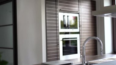 Gözlüklü gülümseyen adam evinde bilgisayarla çalışıyor. Uzak çalışma ve uzak öğrenim.