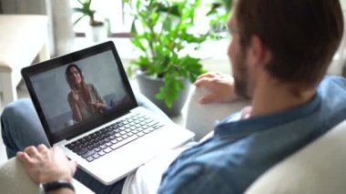 İş adamı uzaktan kumandalı video konferans patronu ve iş arkadaşları çevrimiçi çağrı, çalışanların ekip sohbeti evden çalışıyor
