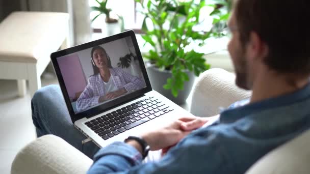 Empresario trabajador remoto jefe de videoconferencia y colegas por llamada en línea, los empleados de chat de equipo de trabajo desde casa — Vídeos de Stock