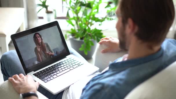 Empresario trabajador remoto jefe de videoconferencia y colegas por llamada en línea, los empleados de chat de equipo de trabajo desde casa — Vídeos de Stock