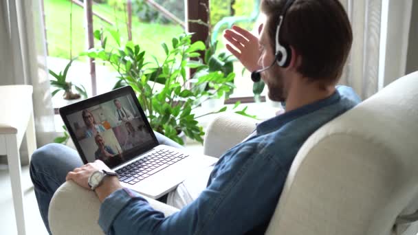 Empresario trabajador remoto jefe de videoconferencia y colegas por llamada en línea, los empleados de chat de equipo de trabajo desde casa — Vídeos de Stock