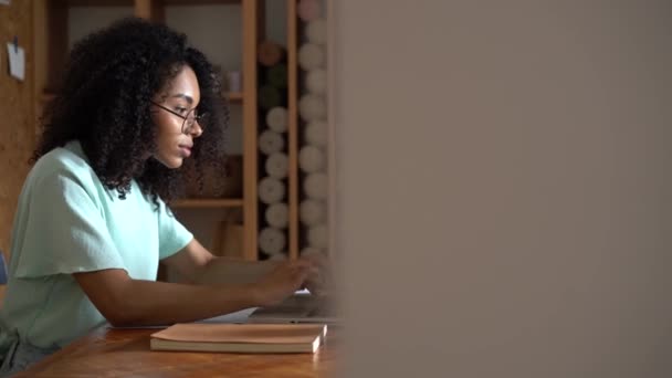 Denkende Geschäftsfrau mit gemischter Rasse arbeitet im Bürointerieur am Laptop — Stockvideo