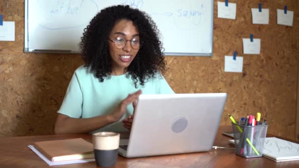 Щаслива змішана раса жінка спілкується за викликом конференції говорити, дивлячись на комп'ютер в офісі — стокове відео