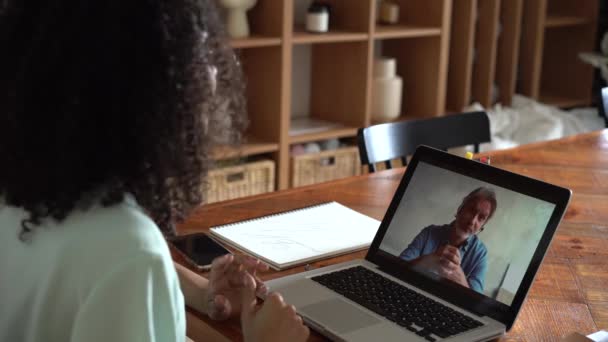 Feliz mujer de raza mixta que se comunica por conferencia telefónica hablar mirando a la computadora en la oficina — Vídeos de Stock