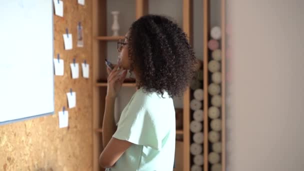 Konzentrierte Mixed-Race weibliche Führungskräfte zeichnen Projektplan-Schema auf dem Whiteboard — Stockvideo