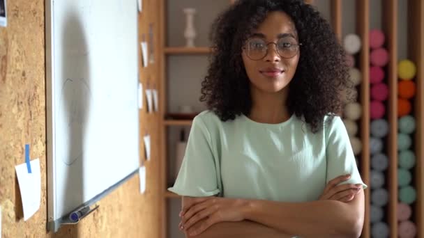 Potret close-up wanita ras campuran bahagia berpose di tempat kerja modern yang trendi, tersenyum riang — Stok Video