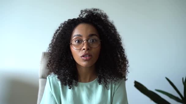 Жінка змішаної раси говорить про те, як камера працює з домашнього офісу під час віддаленого співбесіди відео чату, виклик конференції — стокове відео