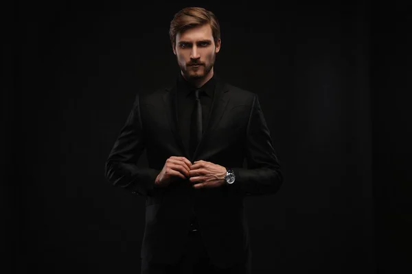 Elegante joven guapo con traje negro. Estudio retrato de moda —  Fotos de Stock