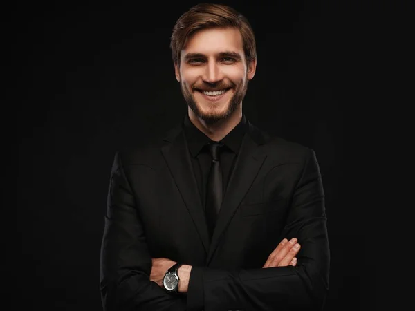 Elegante jovem e bonito homem de fato preto. Estúdio retrato de moda — Fotografia de Stock