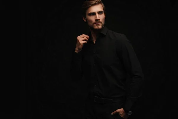 Elegáns, fiatal, jóképű férfi fekete öltönyben. Stúdió divat portré — Stock Fotó
