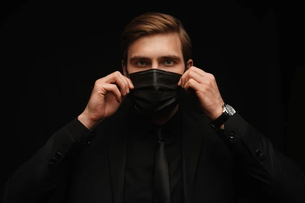 Бизнес-модель - Портрет делового человека в защитной маске на черном фоне — стоковое фото