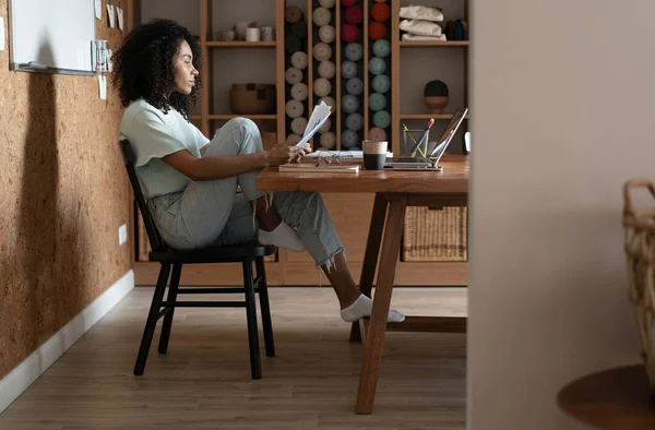 Χιλιετηρίδα αφροαμερικανός επιχειρηματίας ανάγνωση χαρτί στο χώρο εργασίας της στο γραφείο. — Φωτογραφία Αρχείου