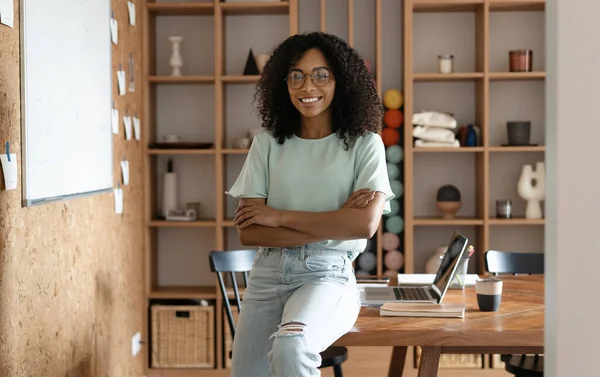 Retrato de feliz, sonriente mujer de negocios de raza mixta en su oficina. — Foto de Stock