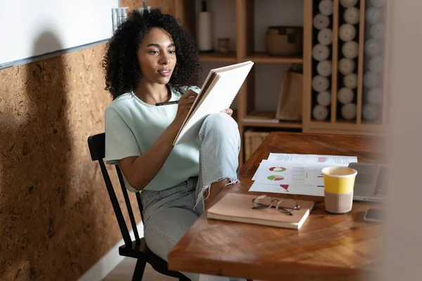 Joven diseñadora afroamericana creativa milenaria que trabaja en la oficina. — Foto de Stock