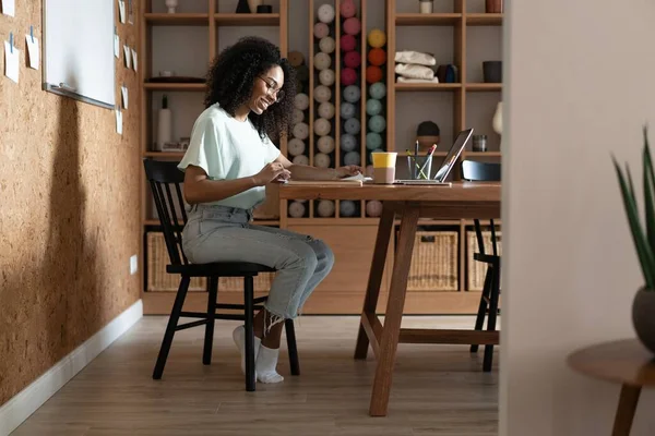 Joven diseñadora afroamericana creativa milenaria que trabaja en la oficina. — Foto de Stock