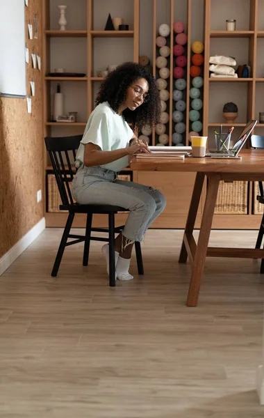 Jeune créative millénariste afro-américaine designer travaillant au bureau. — Photo