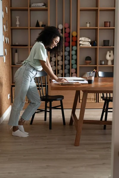 Mixte-race belle femme d'affaires travaillant avec des papiers tout en se tenant dans le bureau moderne — Photo